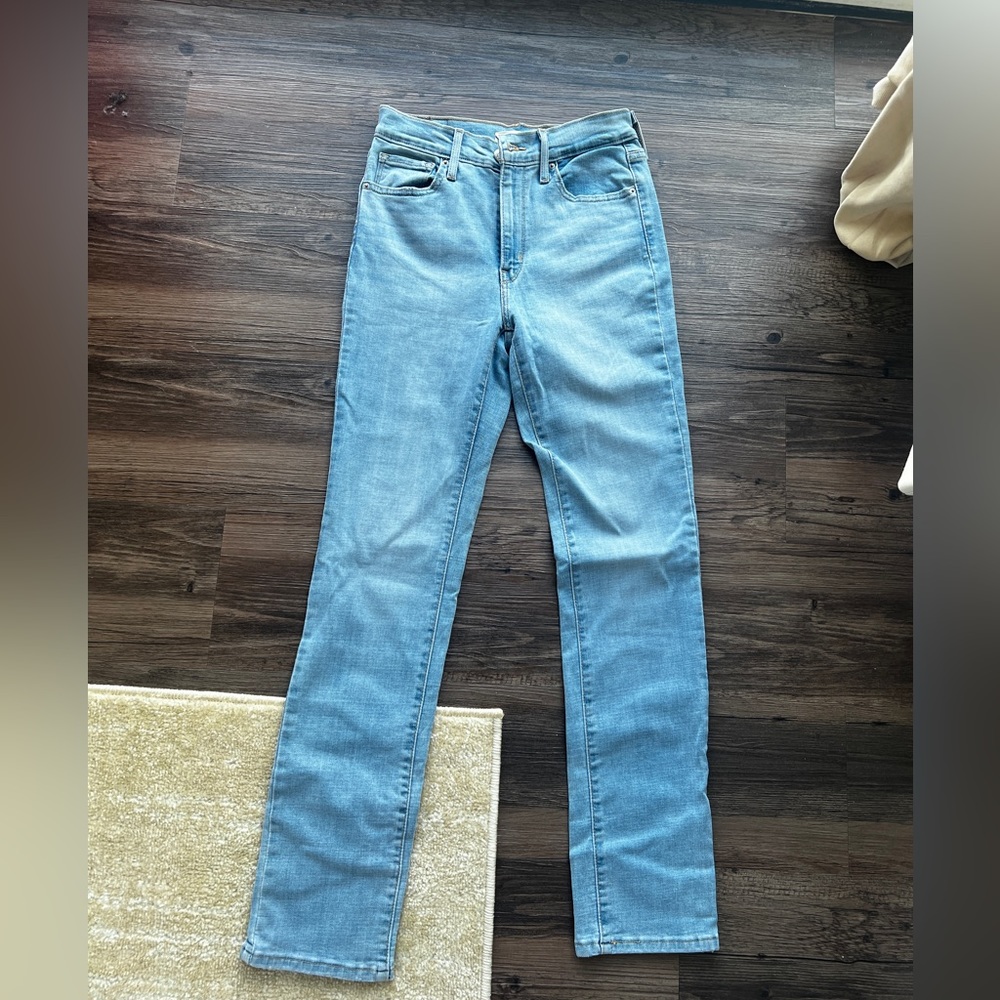Light wash Levi’s Jeans Straight Leg Size 26